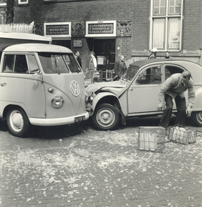 603548 Afbeelding van de aanrijding tussen een Volkswagenbusje van een melkboer en een 2CV op het Domplein te Utrecht.